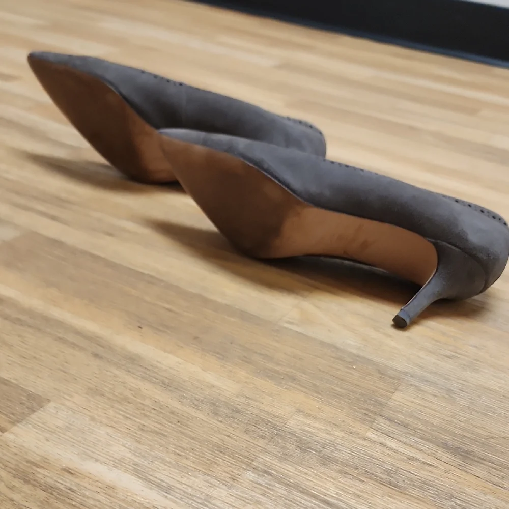 Ann Taylor Gray Heels with Pointed Toe and Medium Heel - Picture 4 of 5